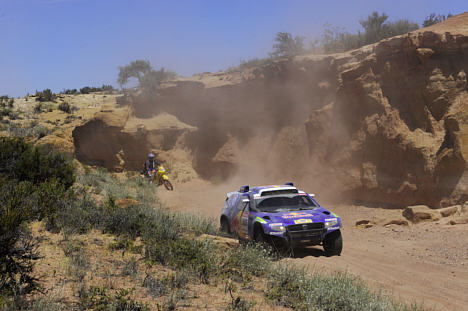 Giniel de Villiers kørte sin Volkswagen Race Touareg til sejr på 5. etape af årets Rallye Dakar og rykkede op på 2. pladsen som den bedst placerede Volkswagen.